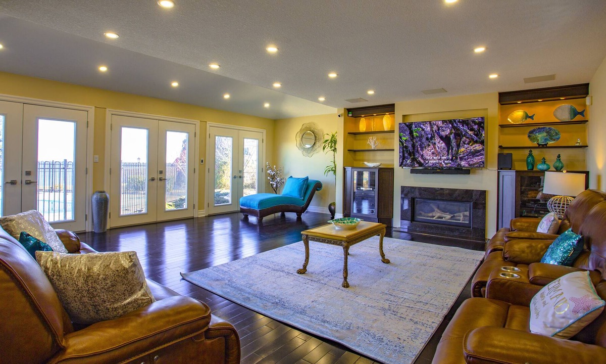 Stoney Creek Villa | Retreat to Luxury, Lakeview's & Lounge poolside