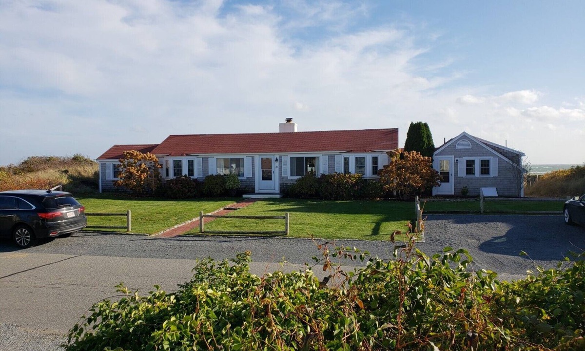 West Yarmouth House | Right on the beach, gated community, Spacious 5-bedrms house in Yarmouth with AC