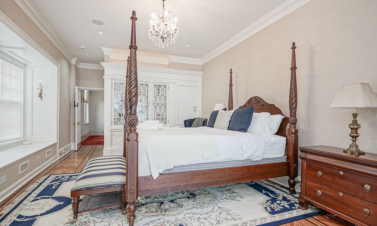 Center City House | Rittenhouse Residence - Historic Mansion with Roof Deck - Sleeps 16