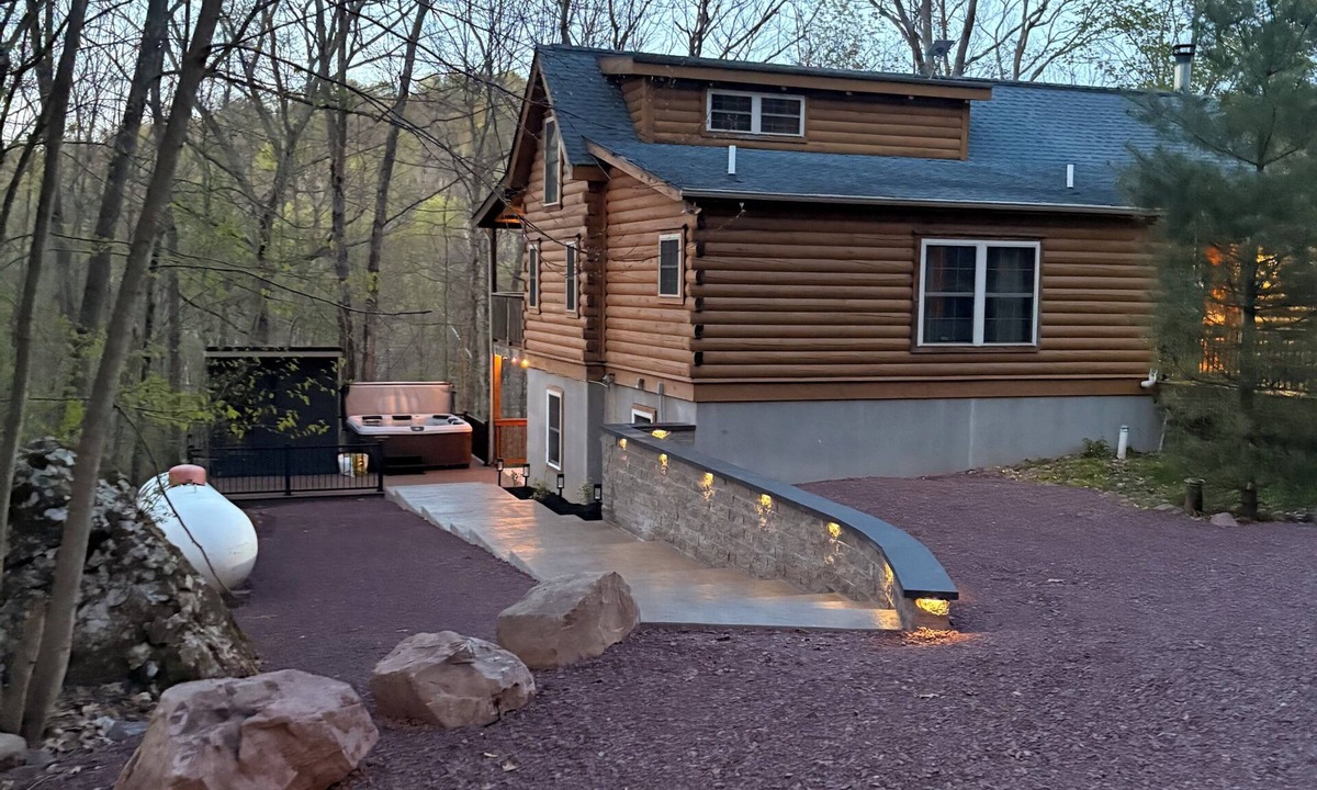 White Haven Cabin | River front cabin with NEW game room/hot tub/sauna in Pocono mountains