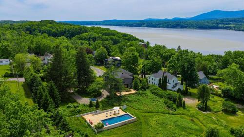 Germantown House | River View by AvantStay