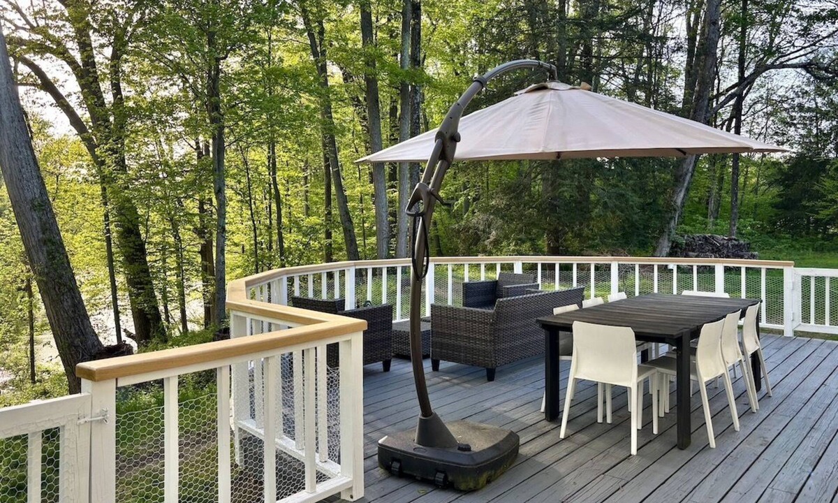 Sheffield House | River Views, Mini Gym, Deck + Fire Pit, Sleeps 8