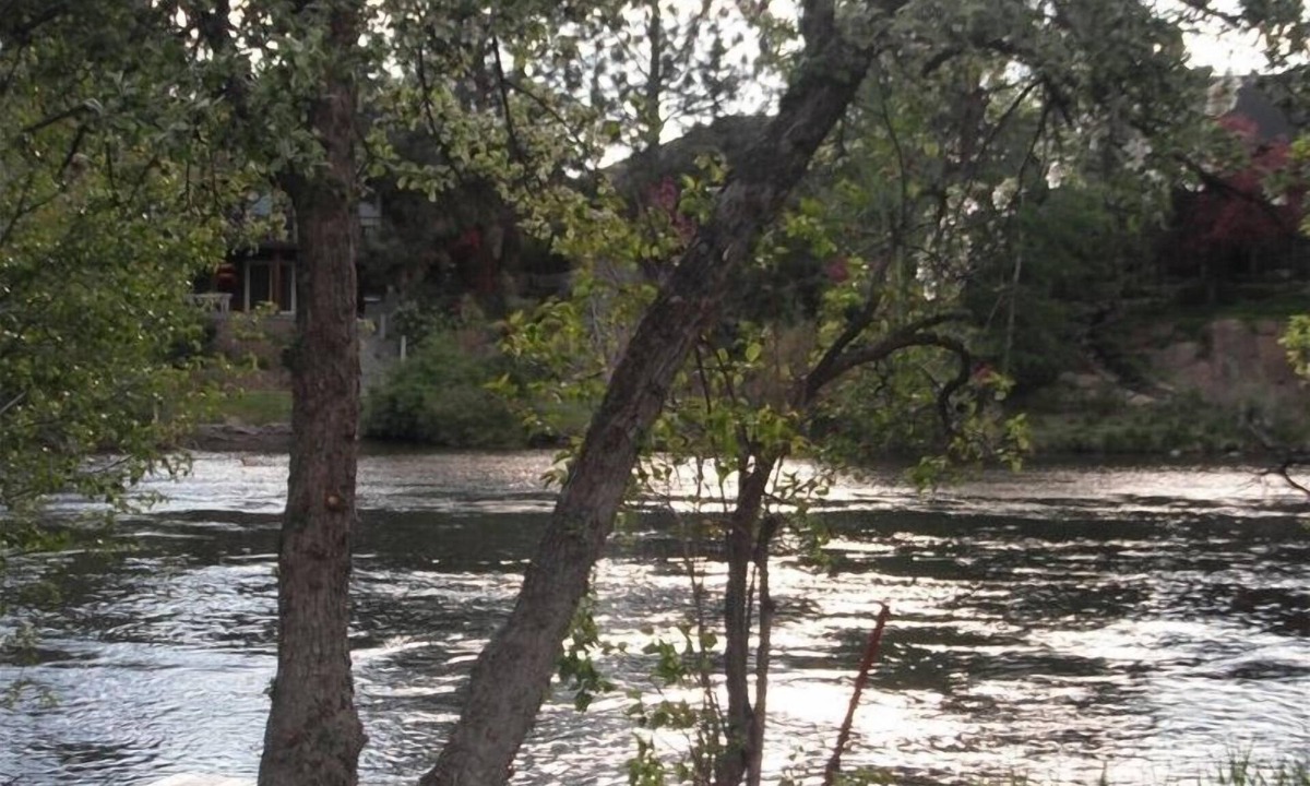 Old Bend Cottage | Riverfront Beauty! Location Perfection! Walk to the best of Bend
