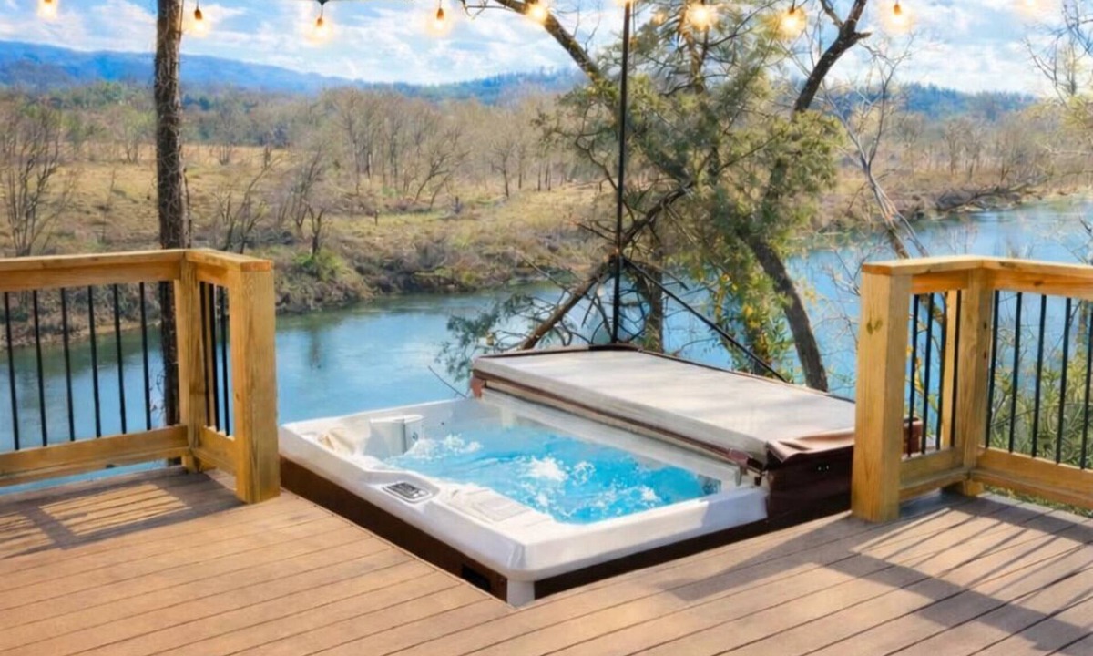 Greeneville House | Riverfront Home Hot Tub Pool Table Putting Green Pac-Man