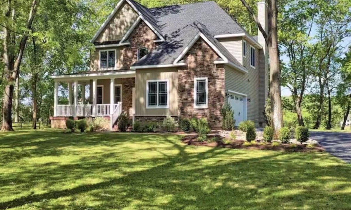 Johnsonville House | Riverfront on the Hudson with nature to explore