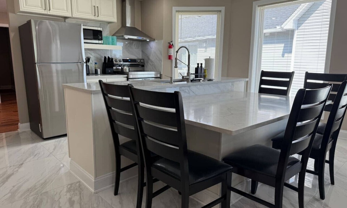 Downtown Niagara Falls House | *Riverview*Walk to Falls*Newly Renovated*2nd floor