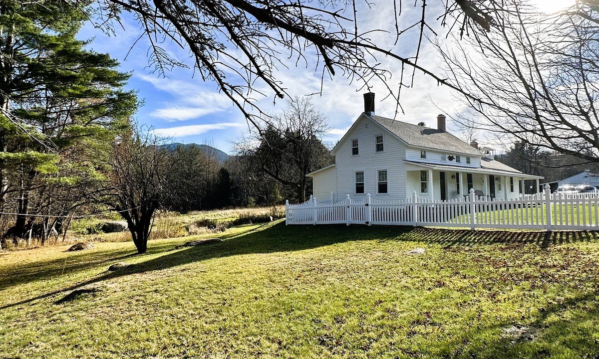 Jay House | Rocky Branch Retreat on 33 acres with fenced yard, fireplaces & deck