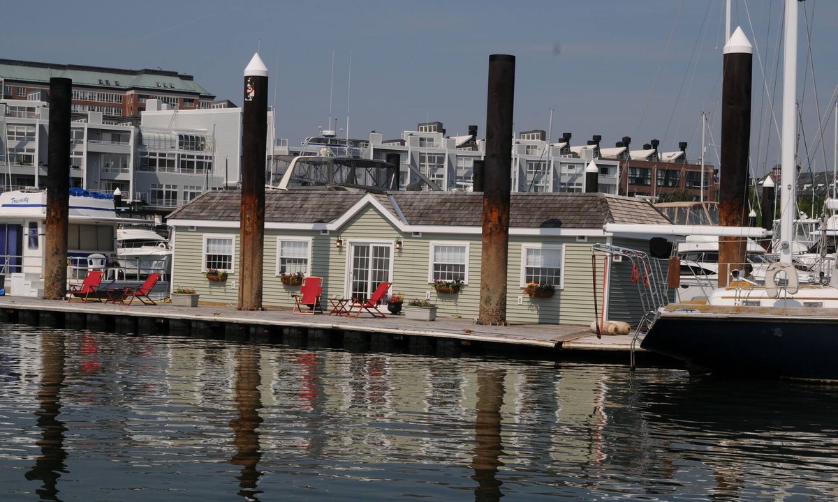 Thompson Square - Bunker Hill Boat Rental | Romantic Boston Harbor Houseboat Stay for 2 people. A/C. Close to Freedom Trail.