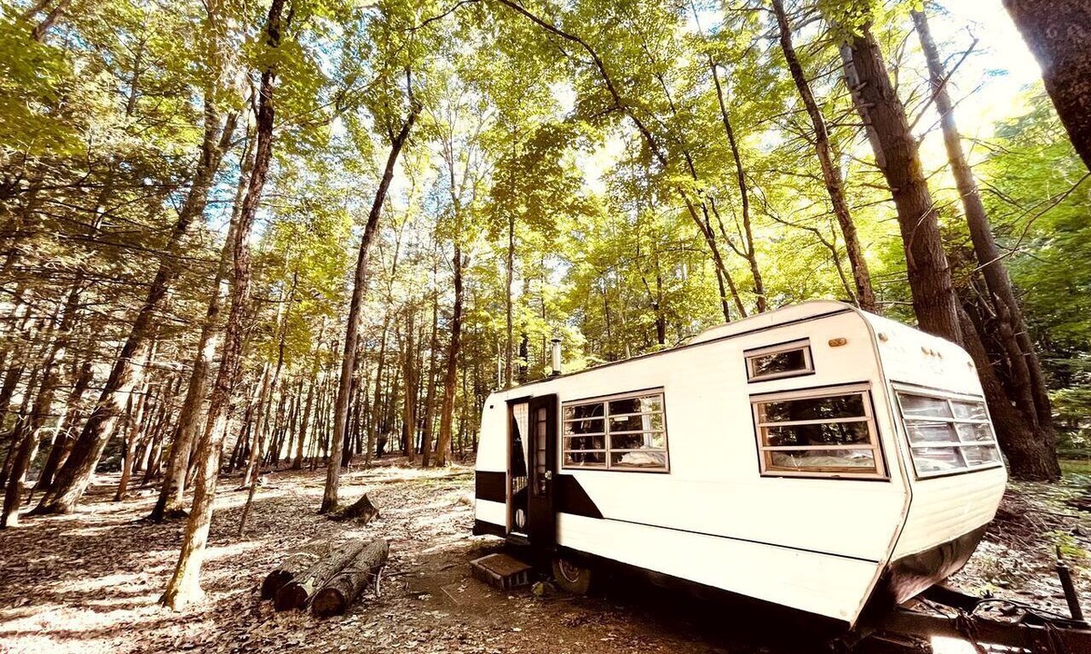 Ancram House | Romantic Glamping Getaway in a Pet Friendly Caravan, Ideal to Explore Hudson Valley