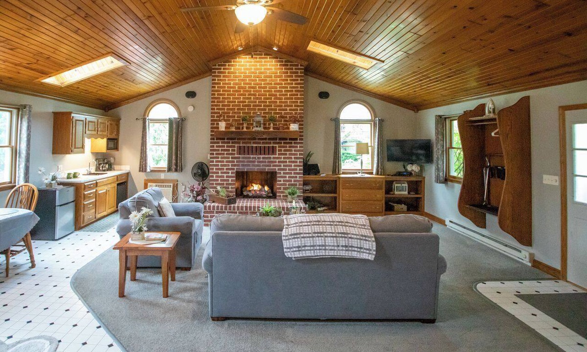 Berlin Cottage | Romantic Single-Level King Cottage with Jacuzzi & Fireplace