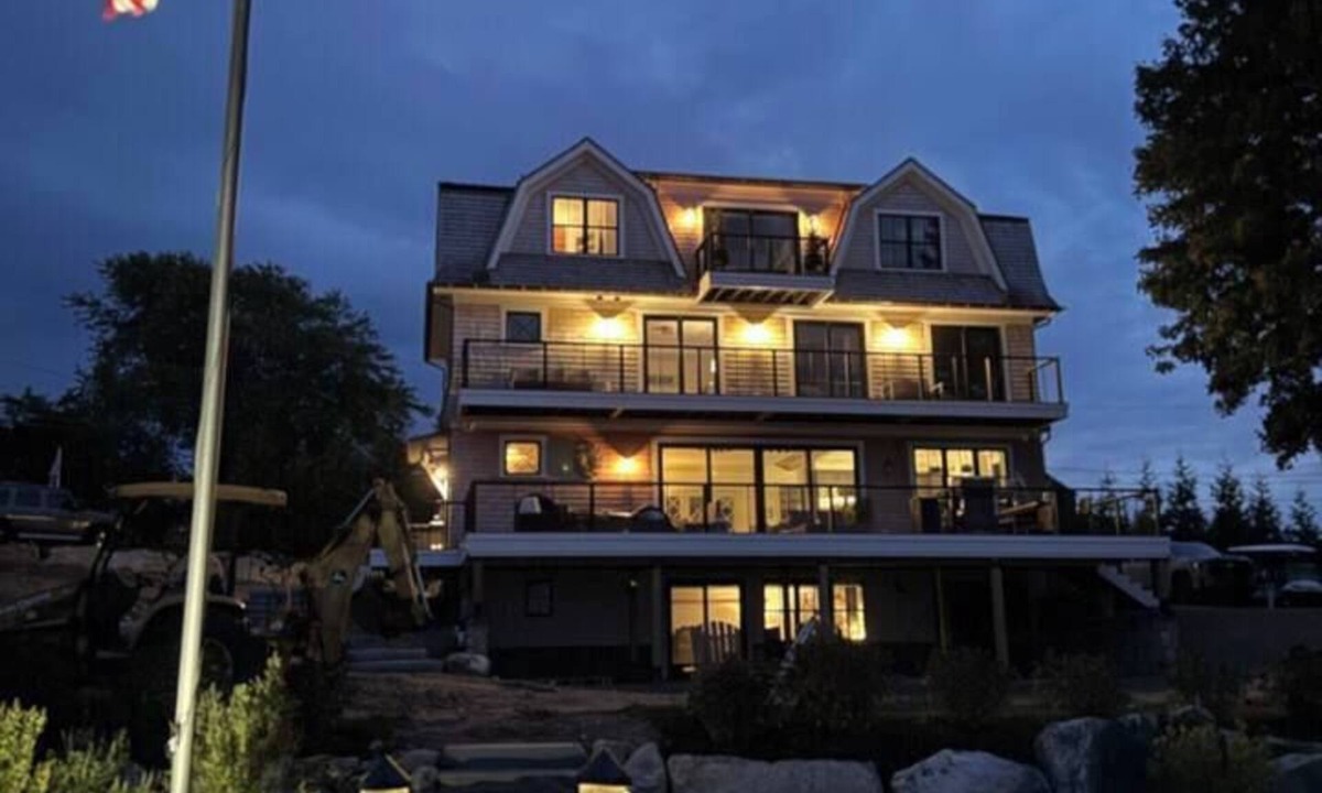 Narragansett House | Romantic Waterfront Home `Sea Thistle`