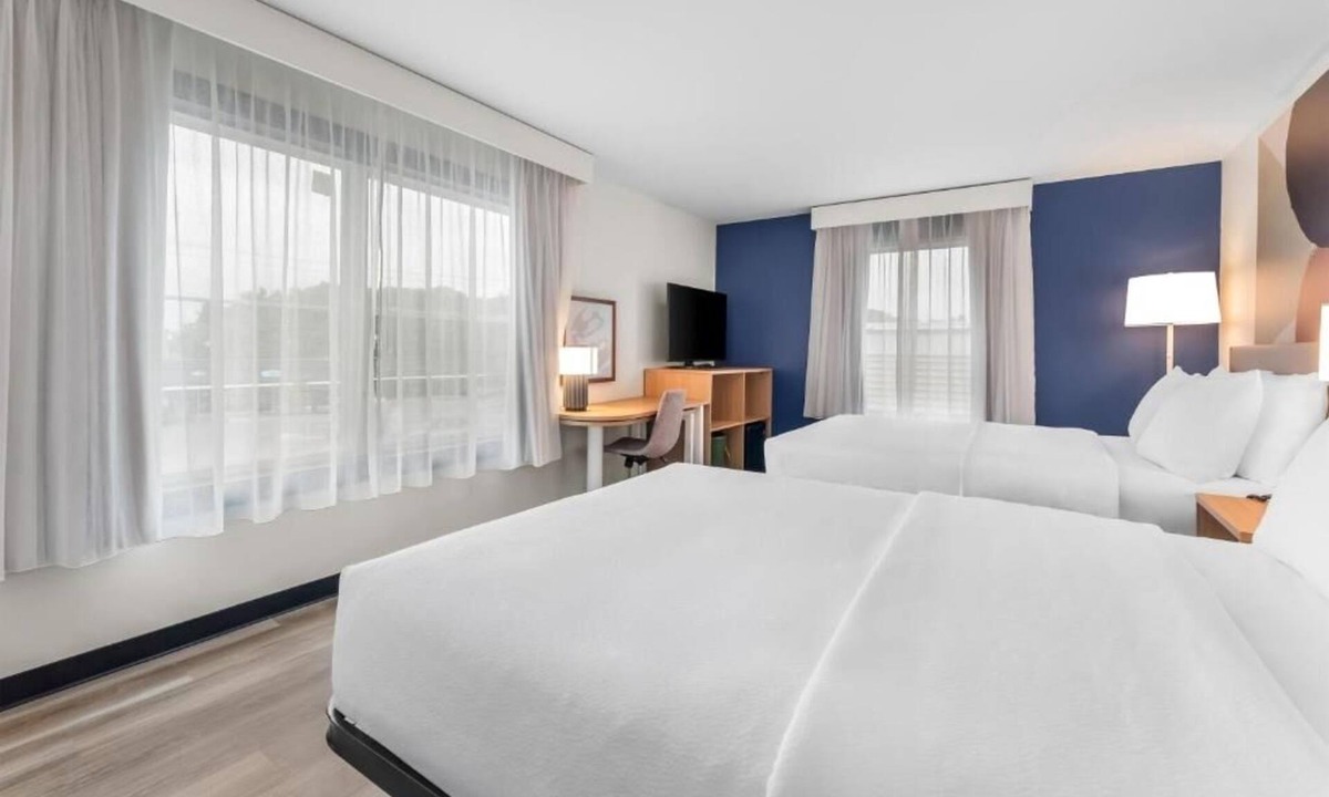 Essex Junction Hotel | Room Near Burlington Airport – Just 3.1 Miles Away with Continental Breakfast