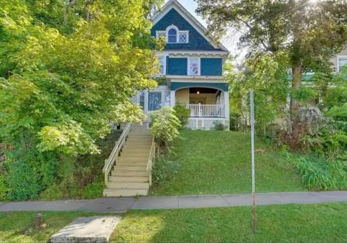 Eastside House | Room Near SU Dome and Downtown with Communal Spaces