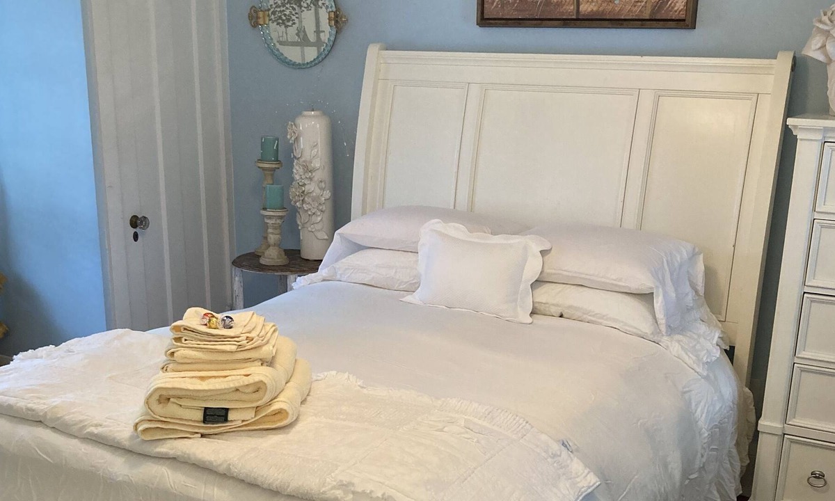 Haverford Cottage | Room rental in “cottage like” home