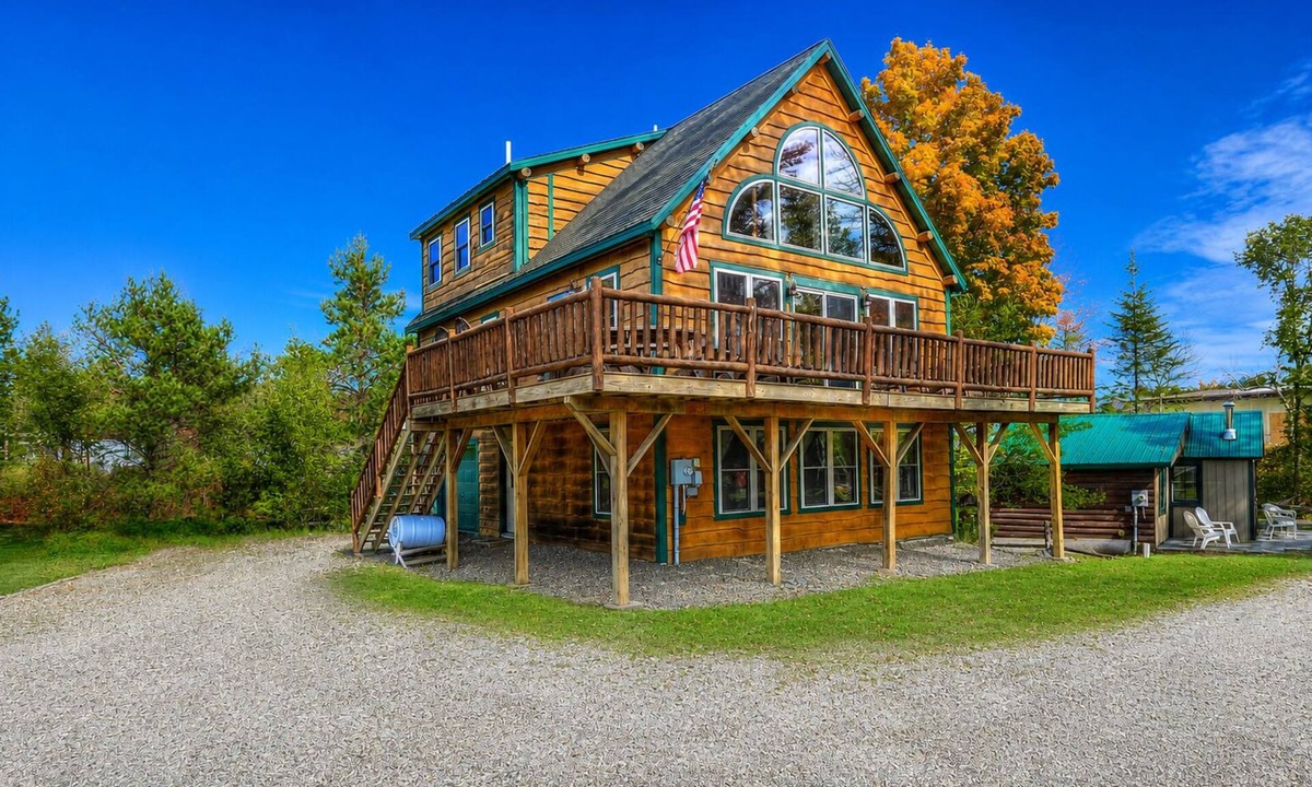Rangeley House | Russell Cove 18 | Pet-Friendly Log Home | Lake Access | Sleeps 10