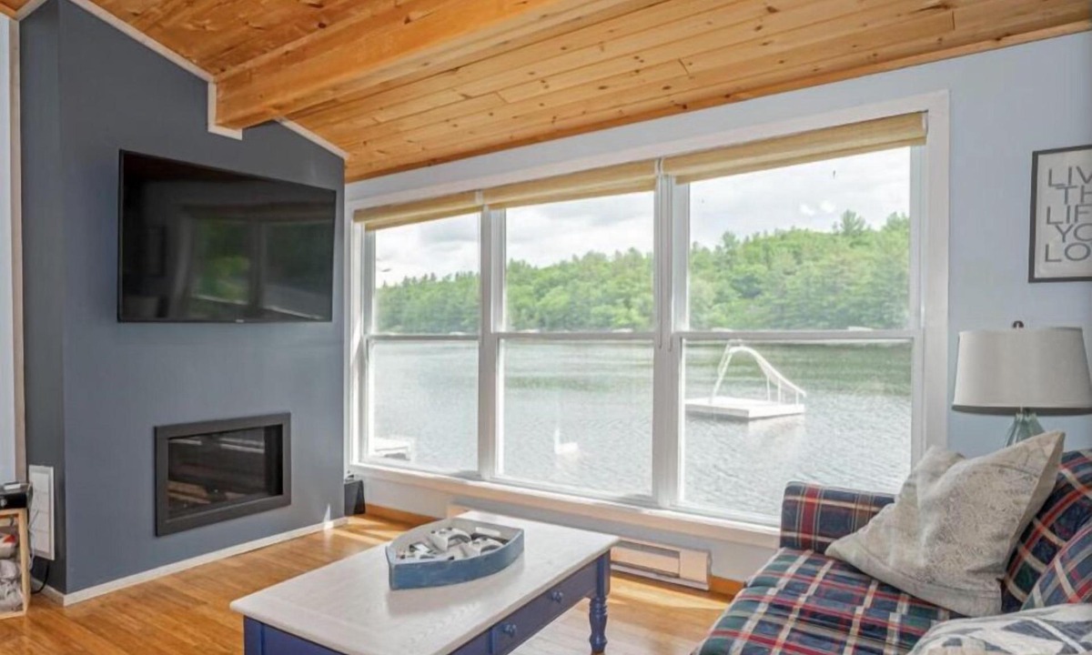 Georgian Bay Cottage | Rustic cottage in the Muskokas! Rare lakeside 4 BR, with dock, wifi + AC