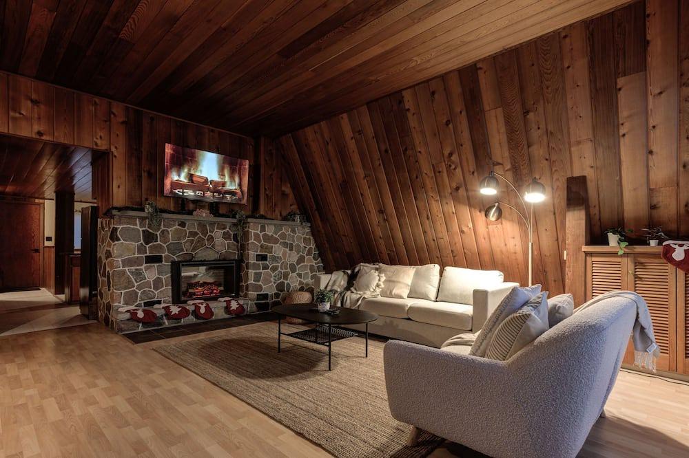 Sudbury Cottage | Rustic & Cozy A-Frame cottage | Fireplace | Pool Table | Movie room