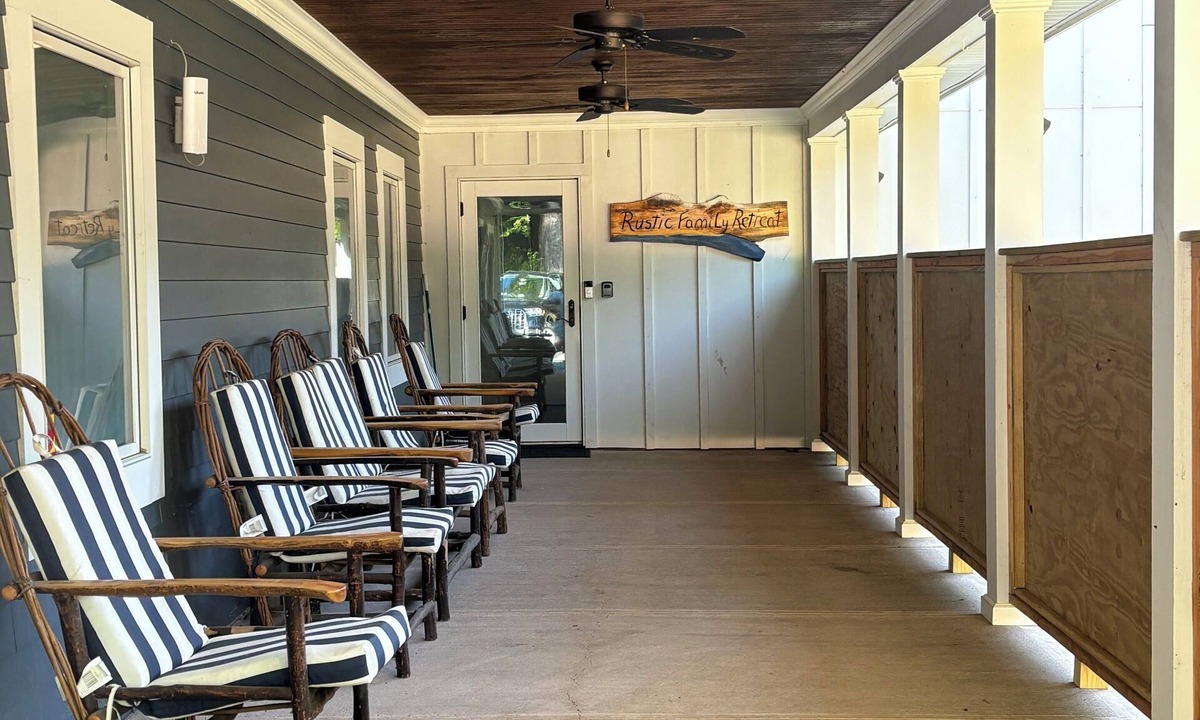 Ulster Park House | Rustic Family Retreat Getaway Pet friendly.