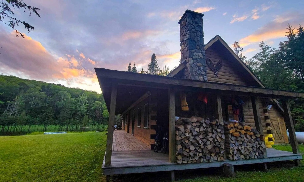 Maidstone Cabin | Rustic log cabin on beautiful Maidstone Lake