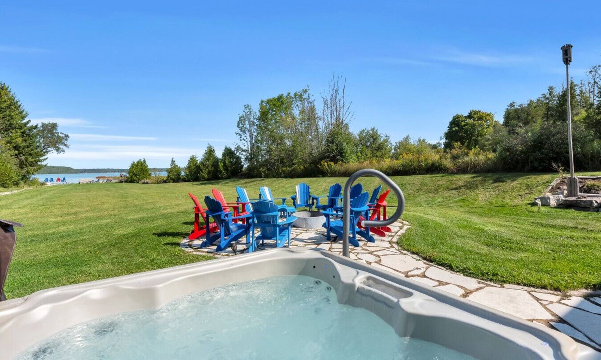 Wiarton House | Scenic Waterfront 4BR – Hot Tub/Sleeps 12/Bonfire