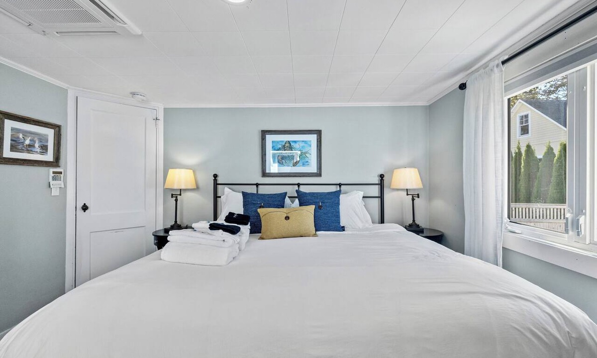 Kennebunk Cottage | Seabreeze Cottage Coastal Getaway, steps to the beach & close to golf course