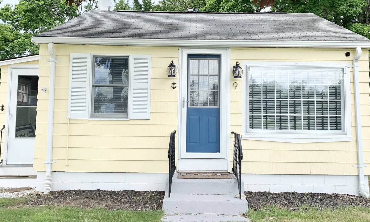 Mattapoisett Center Cottage | Seahorse Cottage- Walk to Beach
