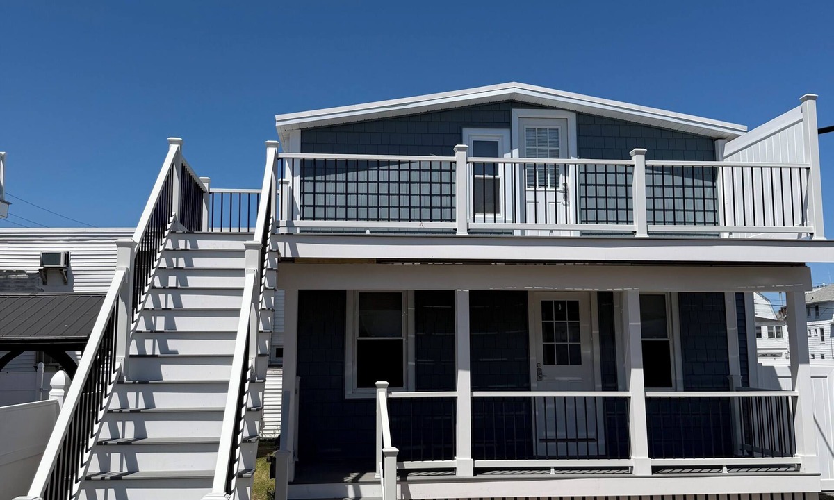 Hampton House | Seaside on I, Soothing 4-bedroom house sleeps 10 with AC in welcoming Hampton