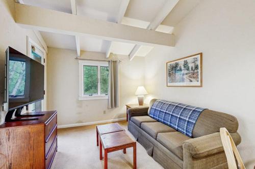 Warren Apartment | Seasons 307
