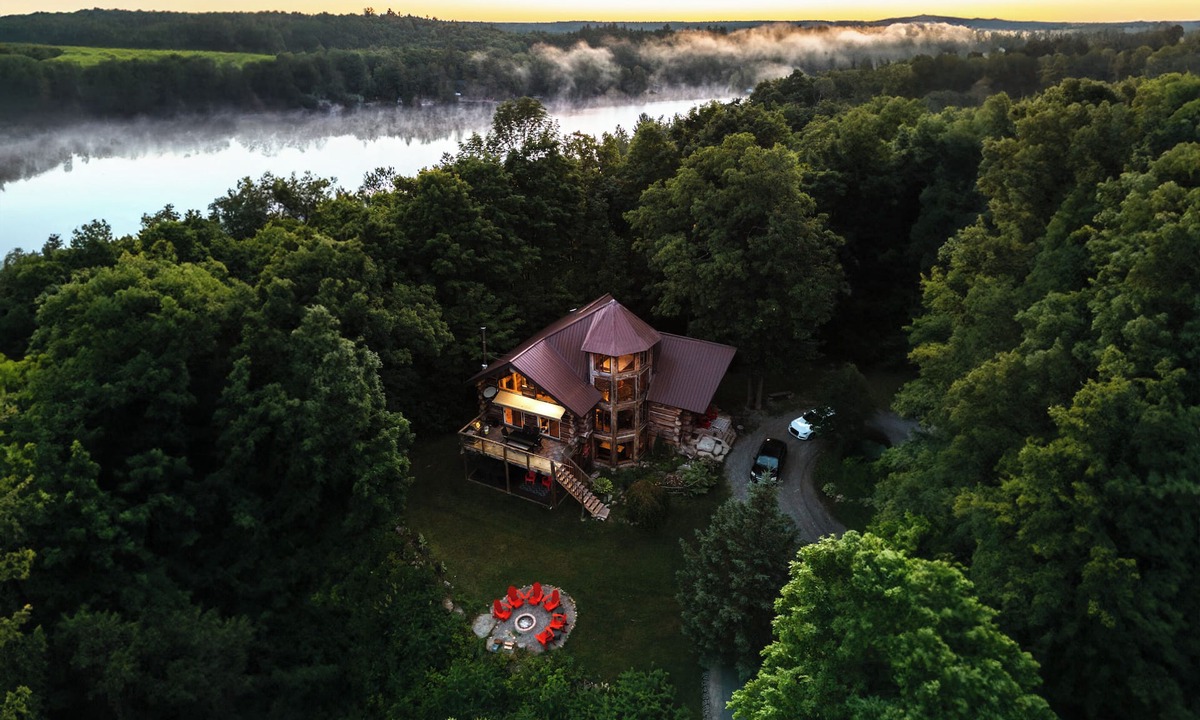 Catchacoma House | Secluded 6-Level Treehouse Retreat w/Hot Tub