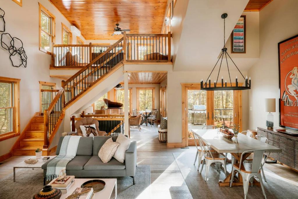 Pond Eddy House | Secluded Catskills 3BR with Hot Tub & Roof Deck