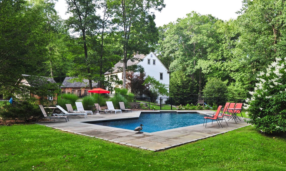 Roxbury House | "SENTRY HILL" Best Town 1.5 hrs NYC PoshPadsCT Mint 6BR, Heated Pool, Bike, BBQ