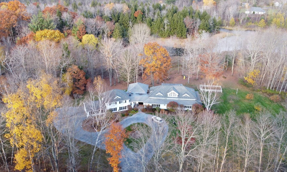 Dorset House | Serene Private Estate on 15 Acres - Spacious 6-Bedroom Near Manchester & Skiing
