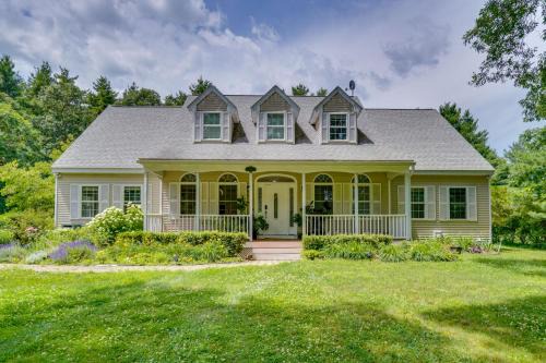 Shirley House | Serene & Sleek Family Retreat w/Office in Shirley