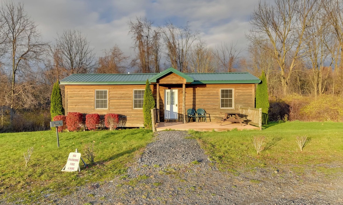 North Rose Cabin | Shared Dock Access at Lakeside Sodus Bay Cabin 1!