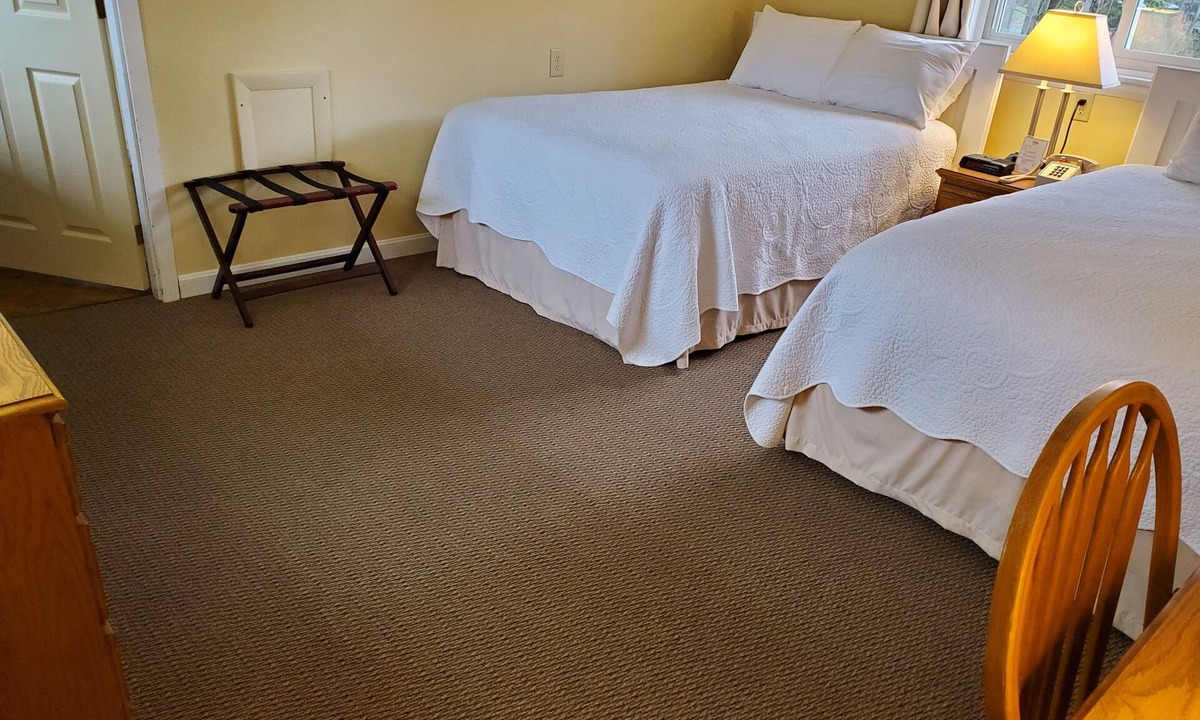 Dryden Hotel | Shorefront Wilson Lake Inn: kayaks, canoes & lakeview rooms in Wilton, ME