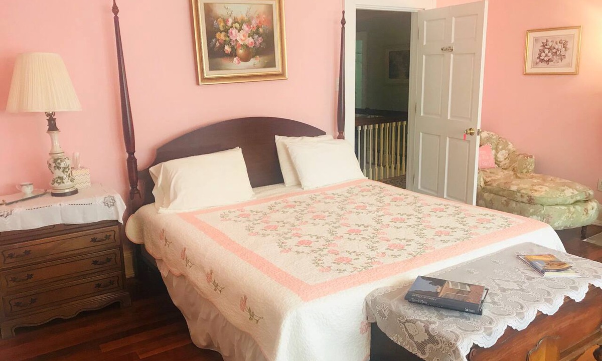 Roselawn Finance Bed & Breakfast | Six Acres Bed & Breakfast