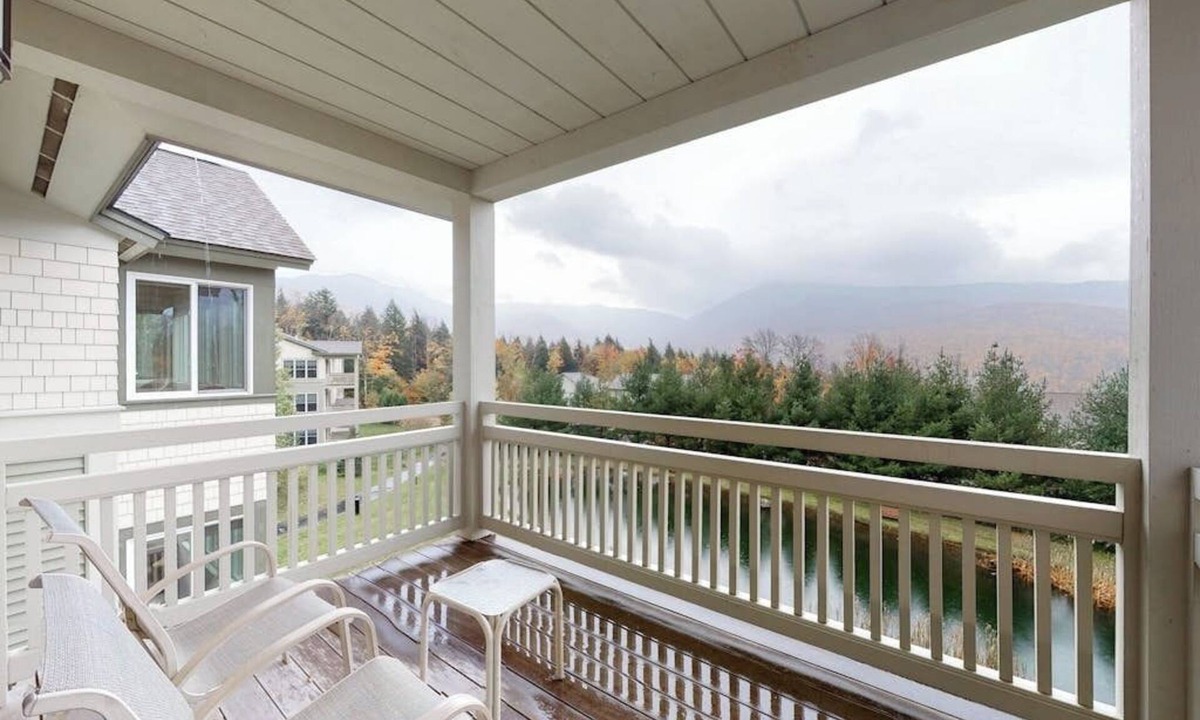 Jeffersonville Condo | Ski Getaway Near Hiking & Water Park with Mountain Views, Sunroom & WiFi