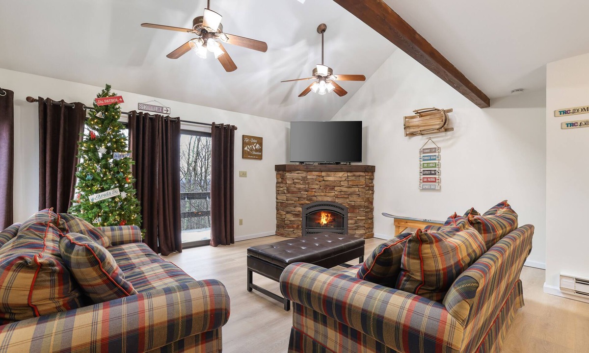 Tannersville House | Ski-In, Chill-Out. Waterparks & Hiking: 108 Escape