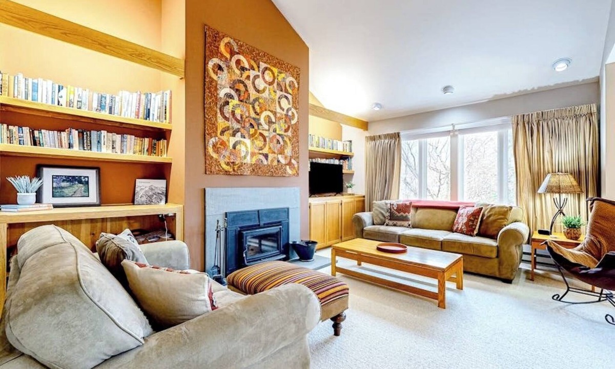 Warren Condo | Ski-in/out condo steps from the lifts/village with fireplace & mountain views