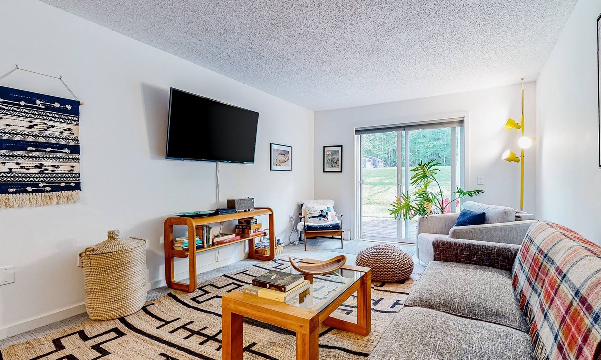 Londonderry Condo | Ski-in/ski-out condo with patio, gym, game room & mountain view