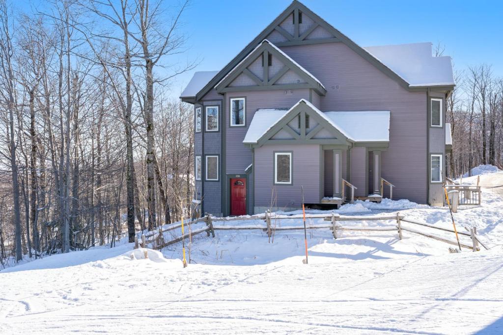 North Troy Apartment | Ski in Ski out Jay Village 422B