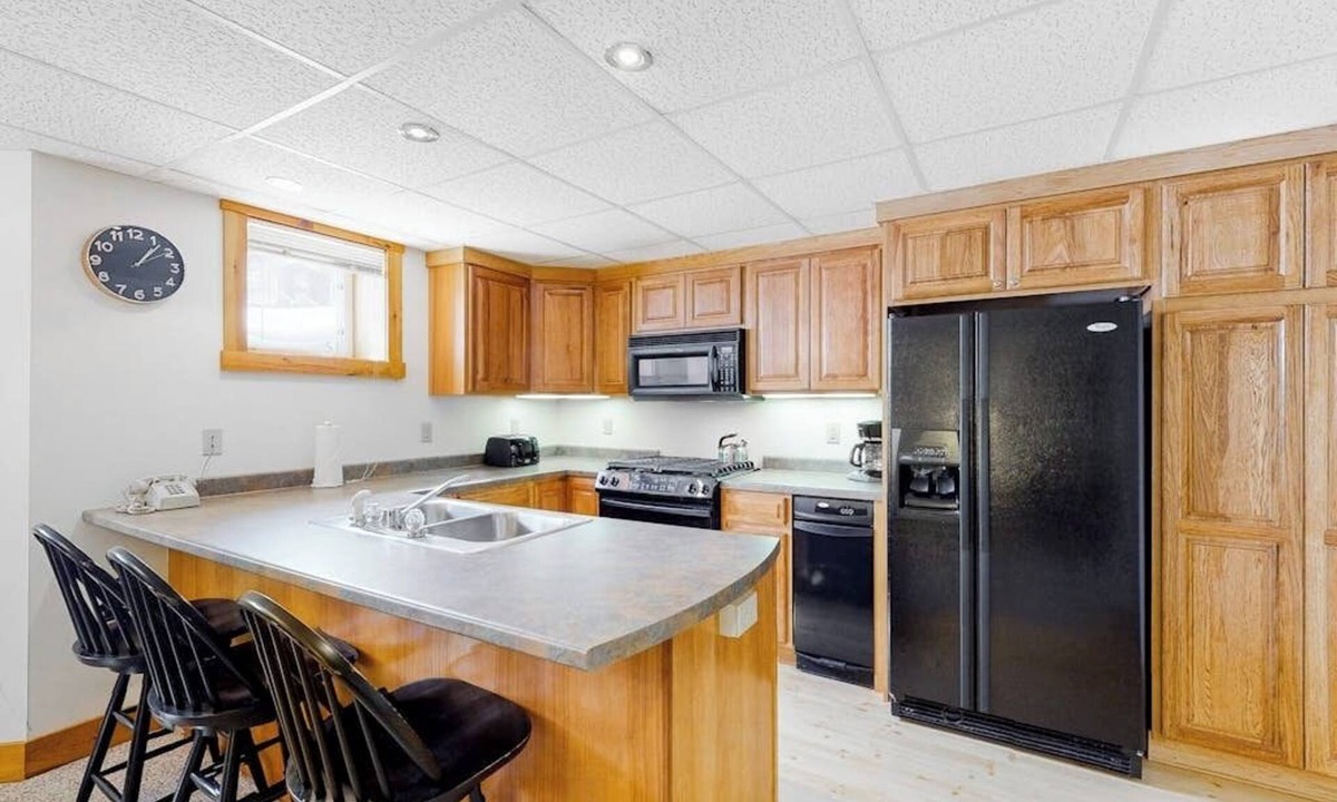 North Troy Condo | Ski-in/ski-out mountain-view condo next to Grammy Jay trail w/board games, W/D