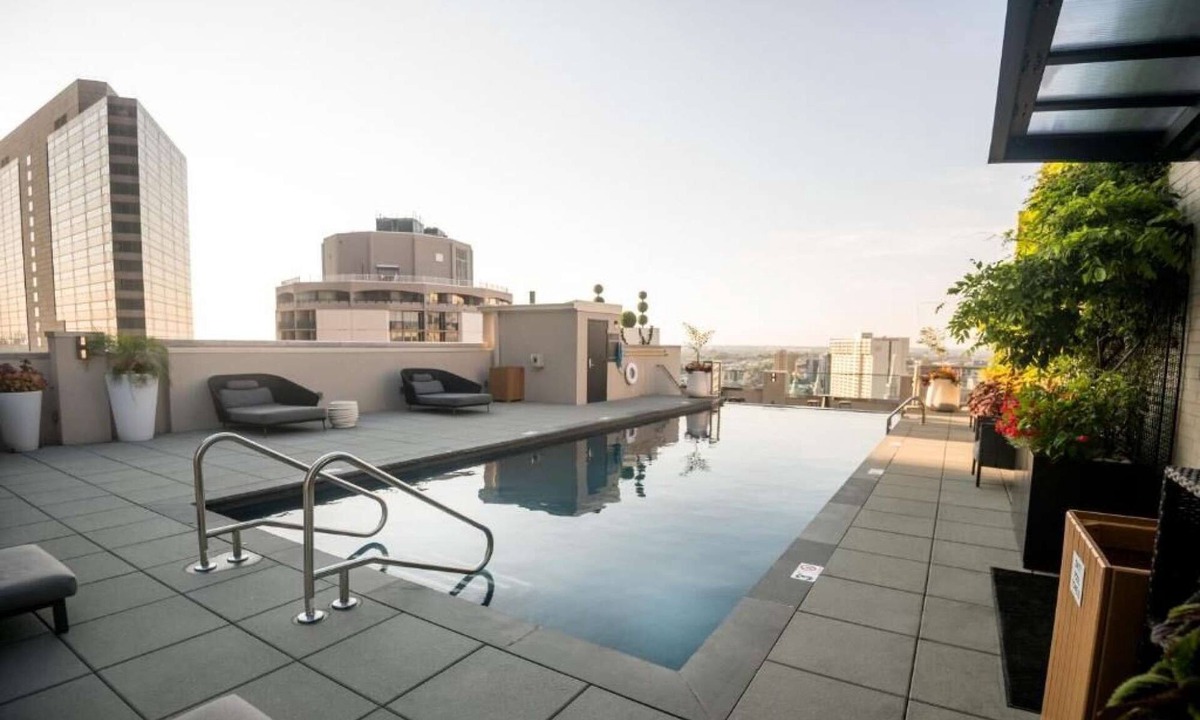 Logan Square Hotel | Skyline Suites on the Parkway with Full Kitchen