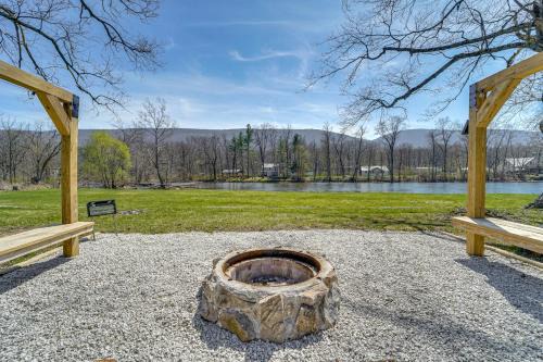 Laurelton House | 'Slate Drake Cabin' on Penns Creek w/Deck & BBQ