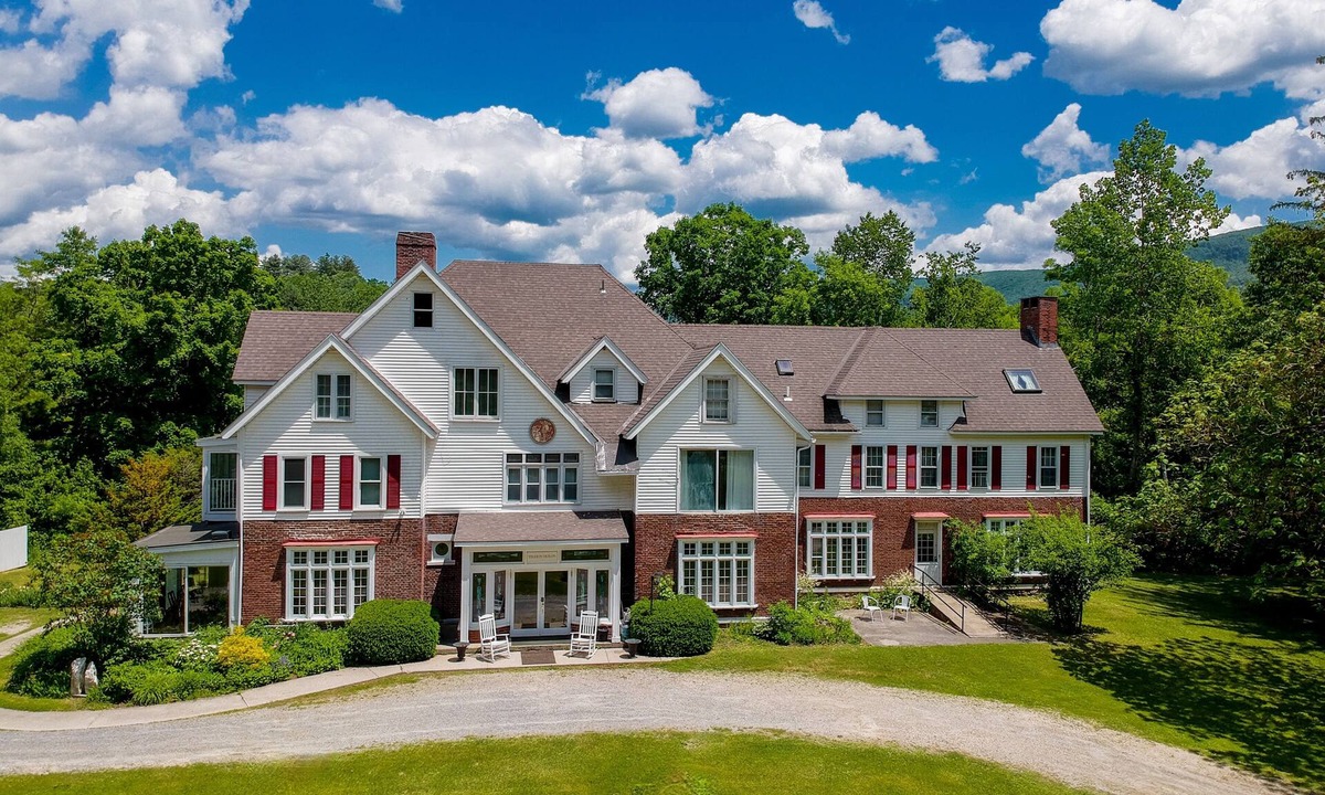 Manchester Center House | Sleep 34: 15 bedroom/12 bath Mansion! Family Reunions, DIY Wedding, Yoga Retreat