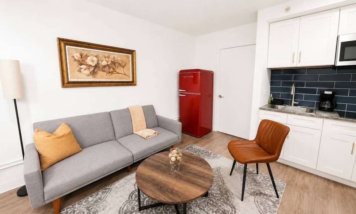 St. Johns Apartment | Sleepover | Charming Studio + Gym - Austin TX