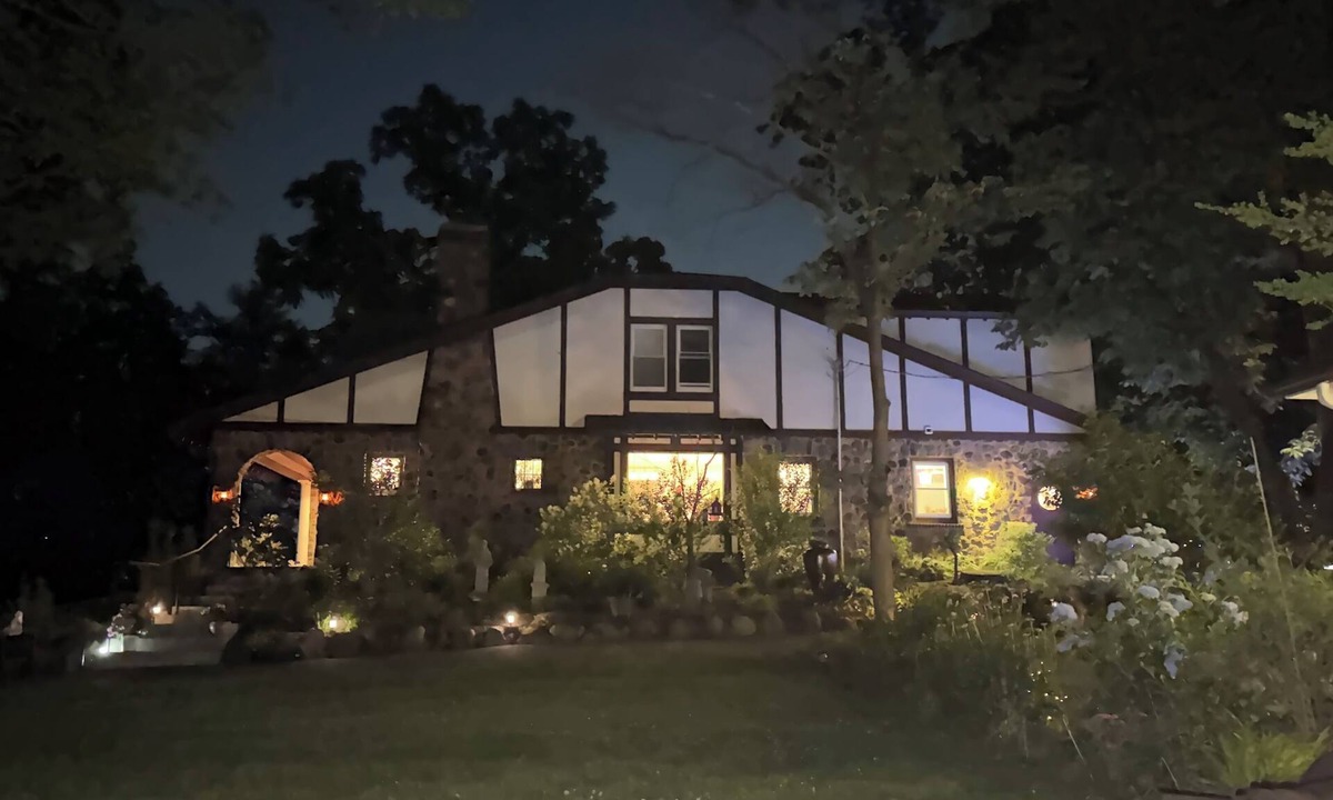 Vauxhall House | Sleeps 10+ Beautiful stone house on 2 acres near MetLife Stadium and NYC