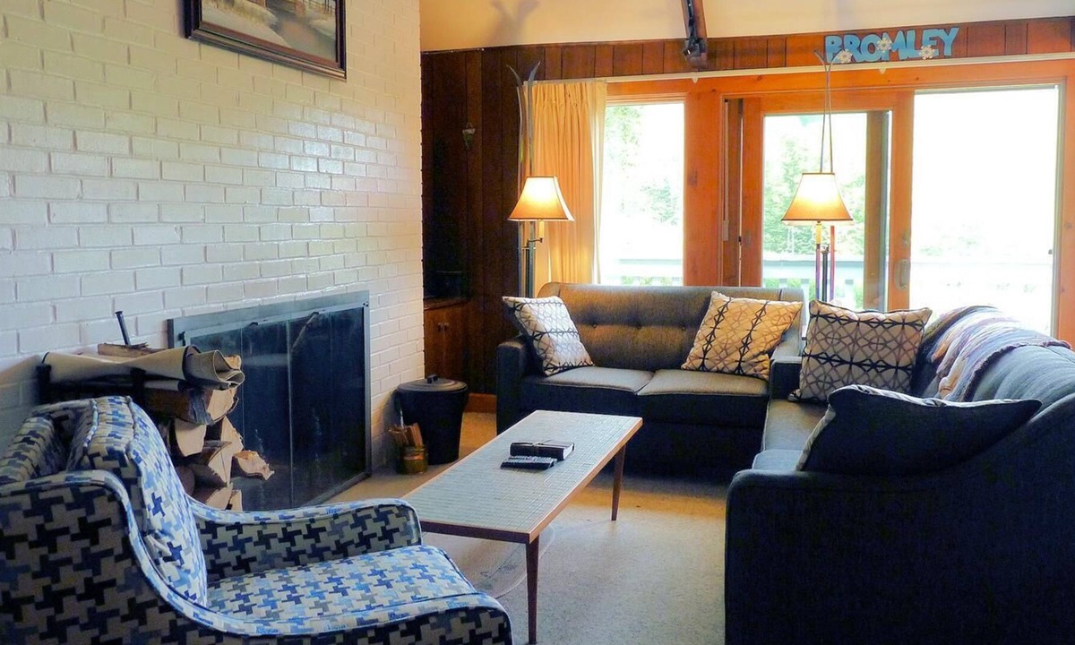 Bromley Mountain House | Slopeside 2-Level Living at this Bromley's Boles Townhouse