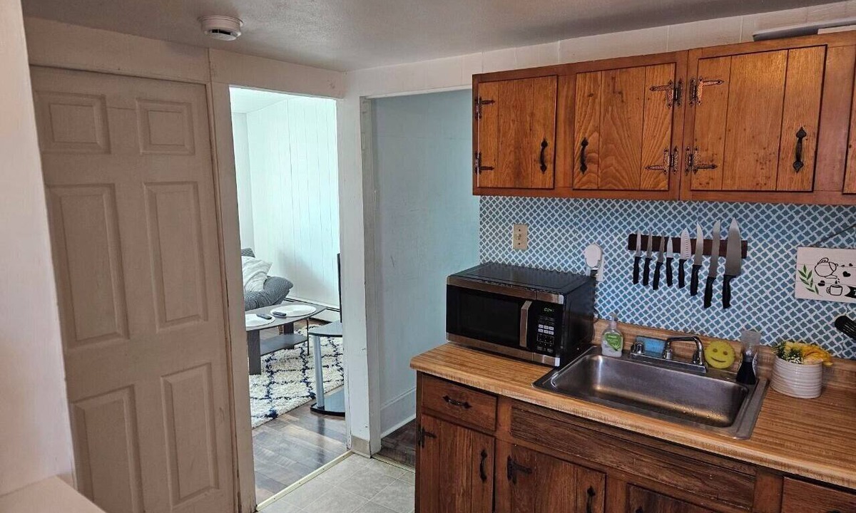 Eastside Apartment | Small Eastwood 1 bedroom apartment with WiFi, parking, and AC on the 3rd floor