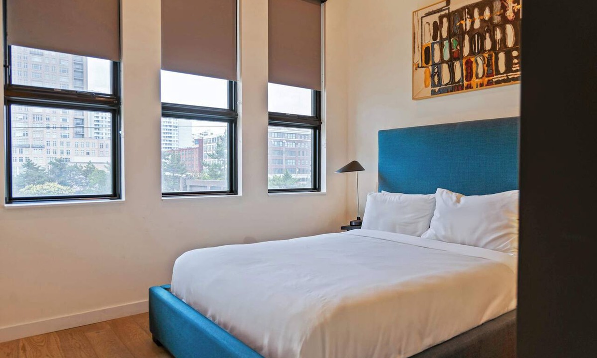 Logan Square Apartment | Sosuite | Corner 1BR Apt w Roof Deck, Gym, Laundry